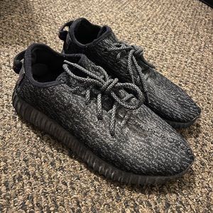 Black tennis shoes